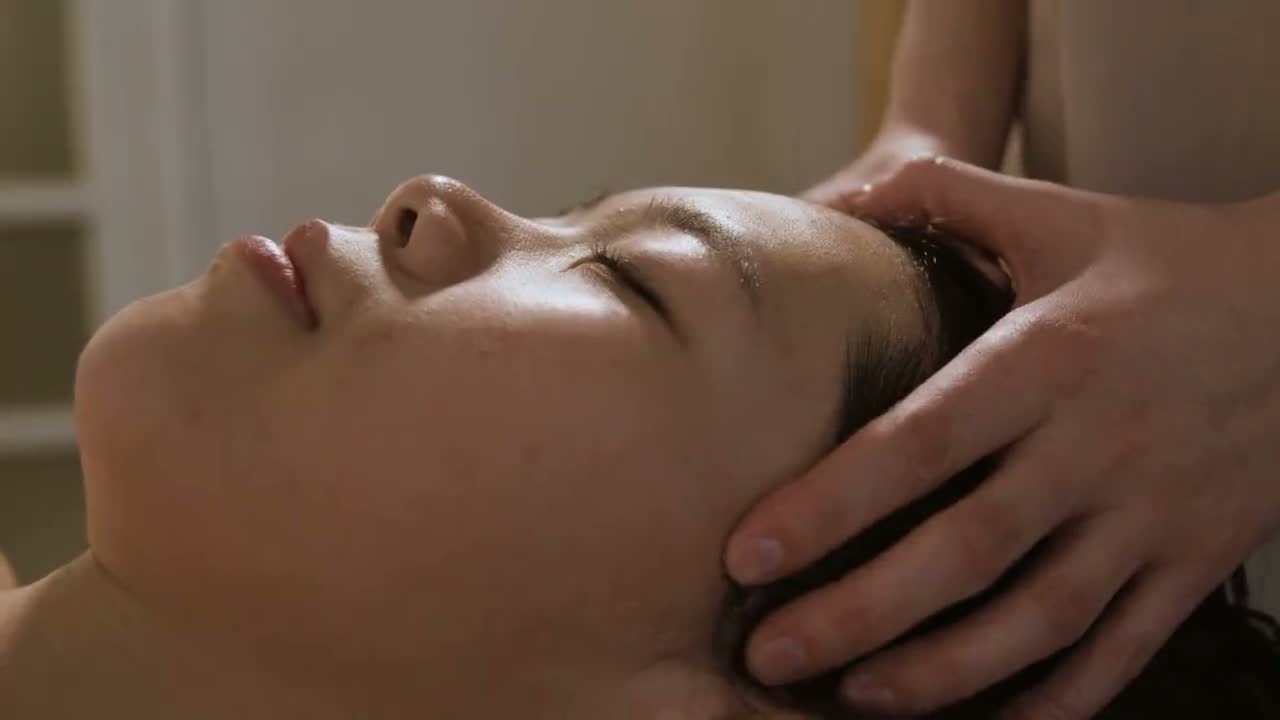 Ruhige Kopf- und Kopfhautmassage im Liegen