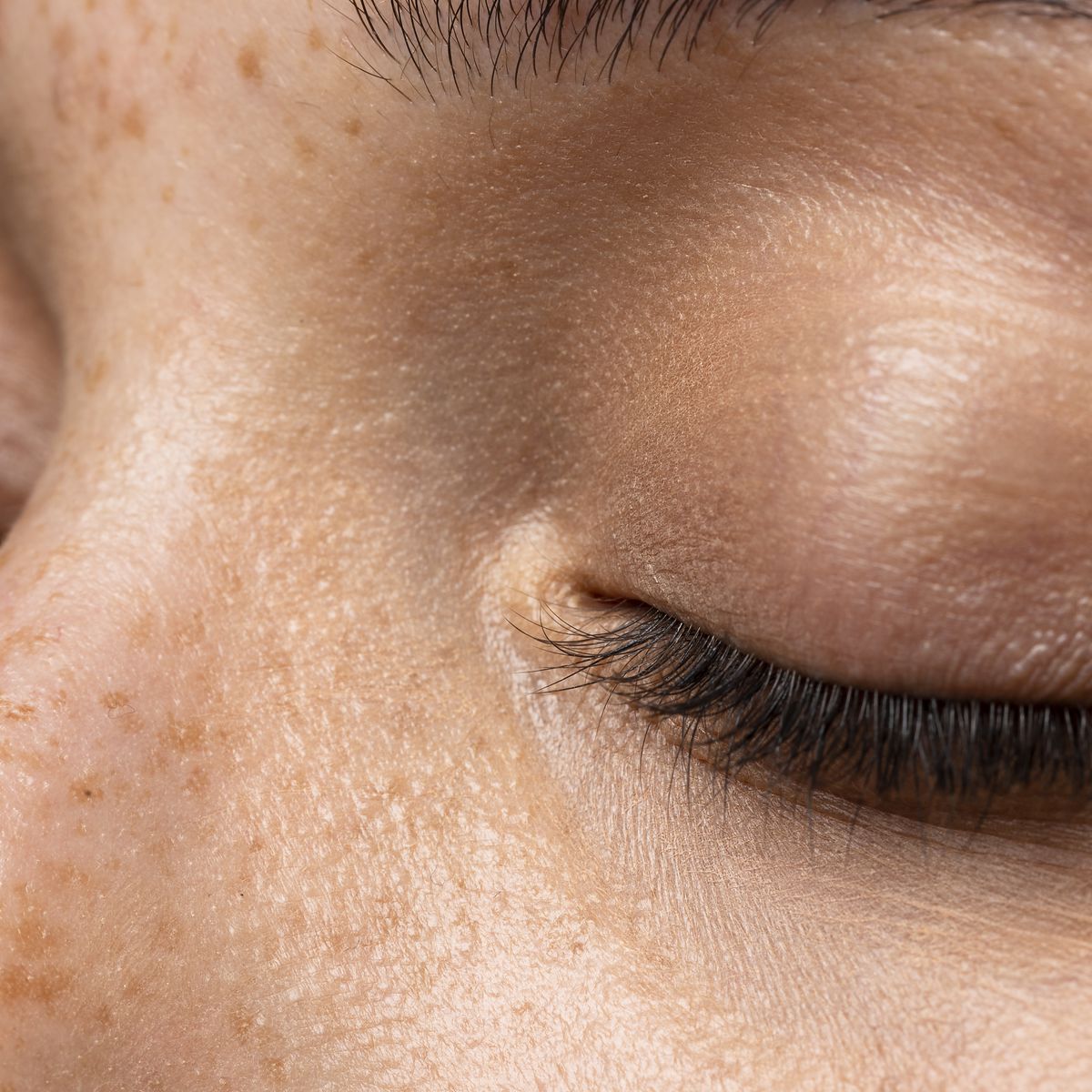 Detail von Augenbraue, Wimpern und feiner Hauttextur