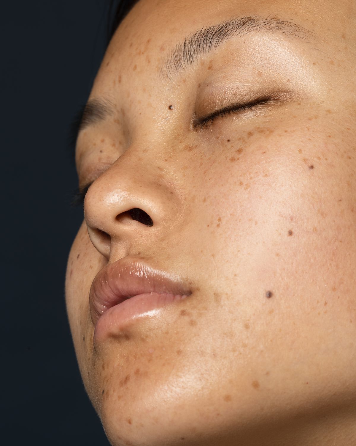 Profil eines entspannten Gesichts mit unretuschierter Haut
